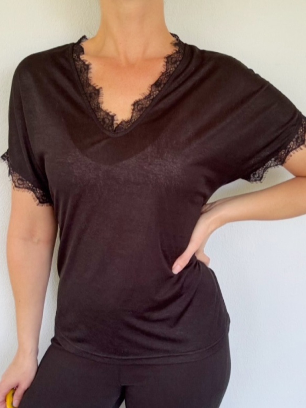 Unbranded black eyelash lace trim v-neck semi-sheer short sleeve top size medium